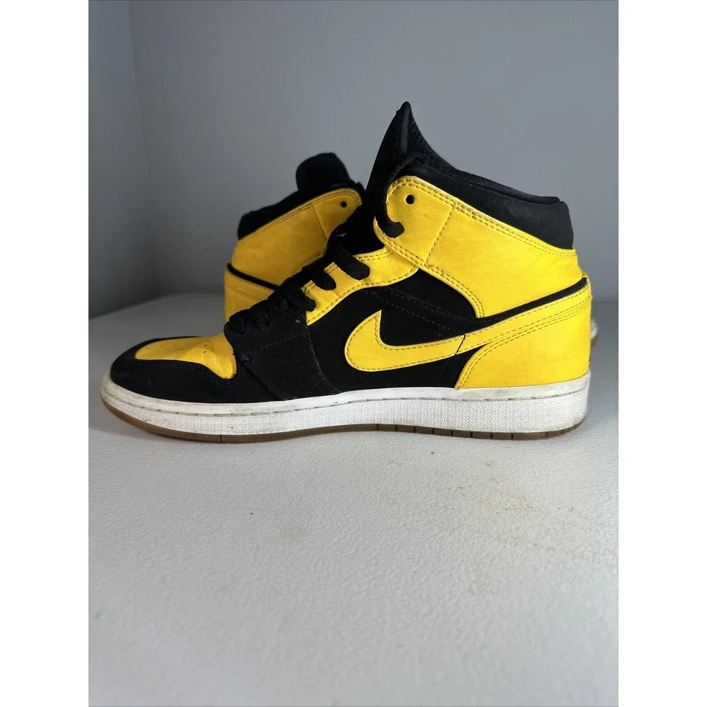 Jordan 1 Retro Mid New Love 2017‎ 554724-035 Men's Size 9